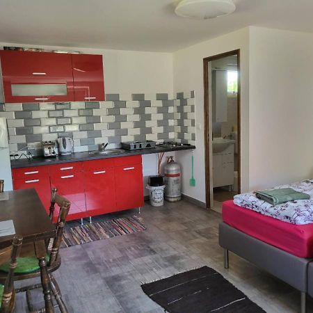 Forras Vendeghaz Appartement Tata Buitenkant foto