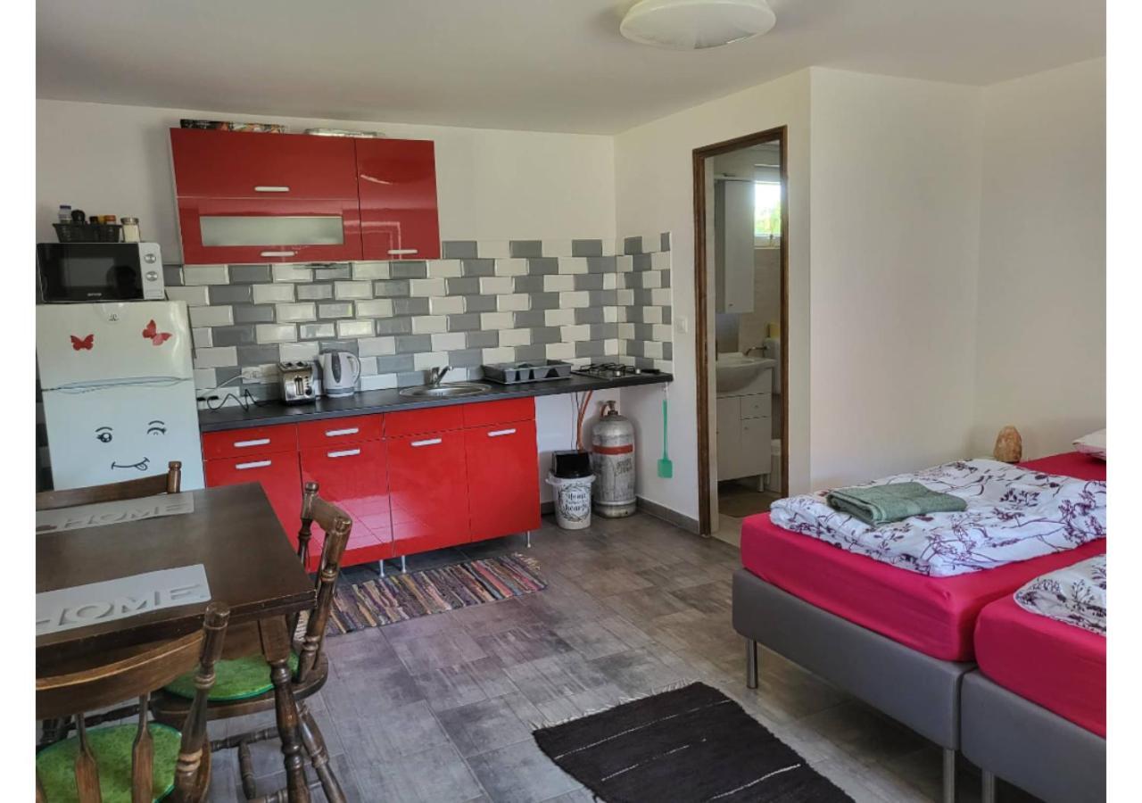 Forras Vendeghaz Appartement Tata Buitenkant foto